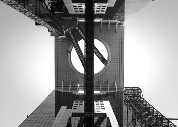 Un bâtiment vertigineux à Osaka, en contre plongée
