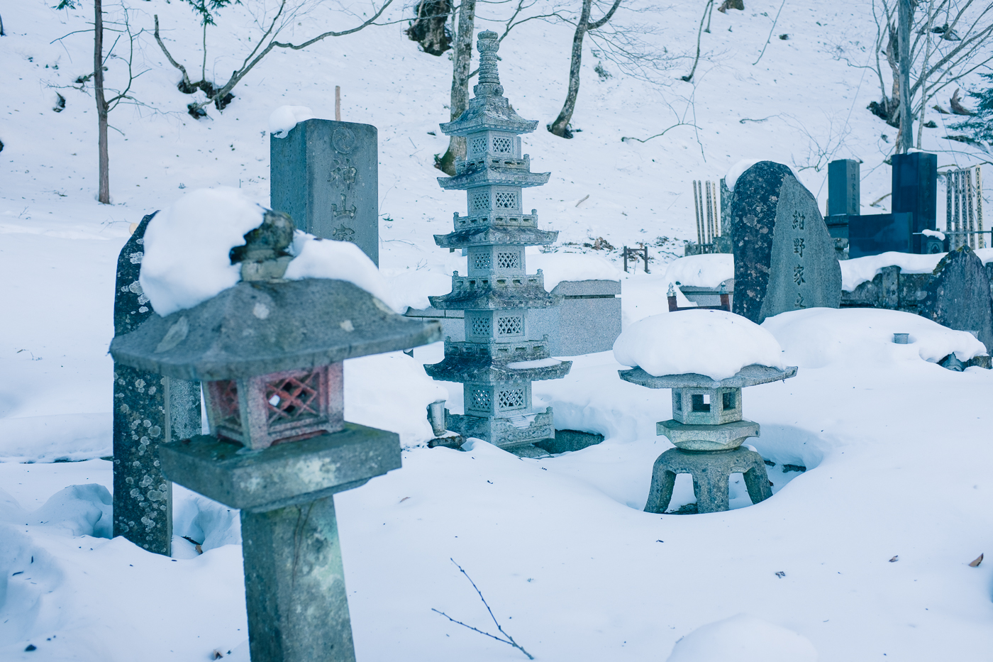 Des tombes japonaises dans un cimetière recouvert de neige à Nikko, Japon