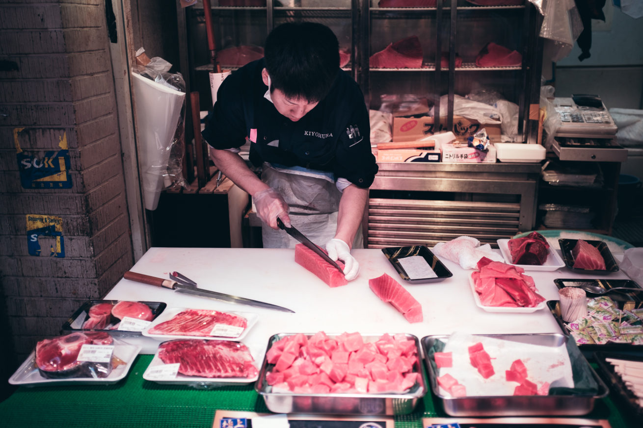 Découpe du Thon sur le marché aux poissons de Tsukiji