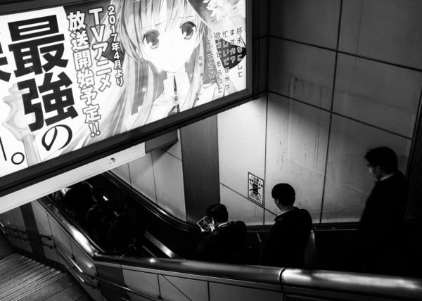 La journée se termine, il est temps de prendre le métro pour ces travailleurs japonais