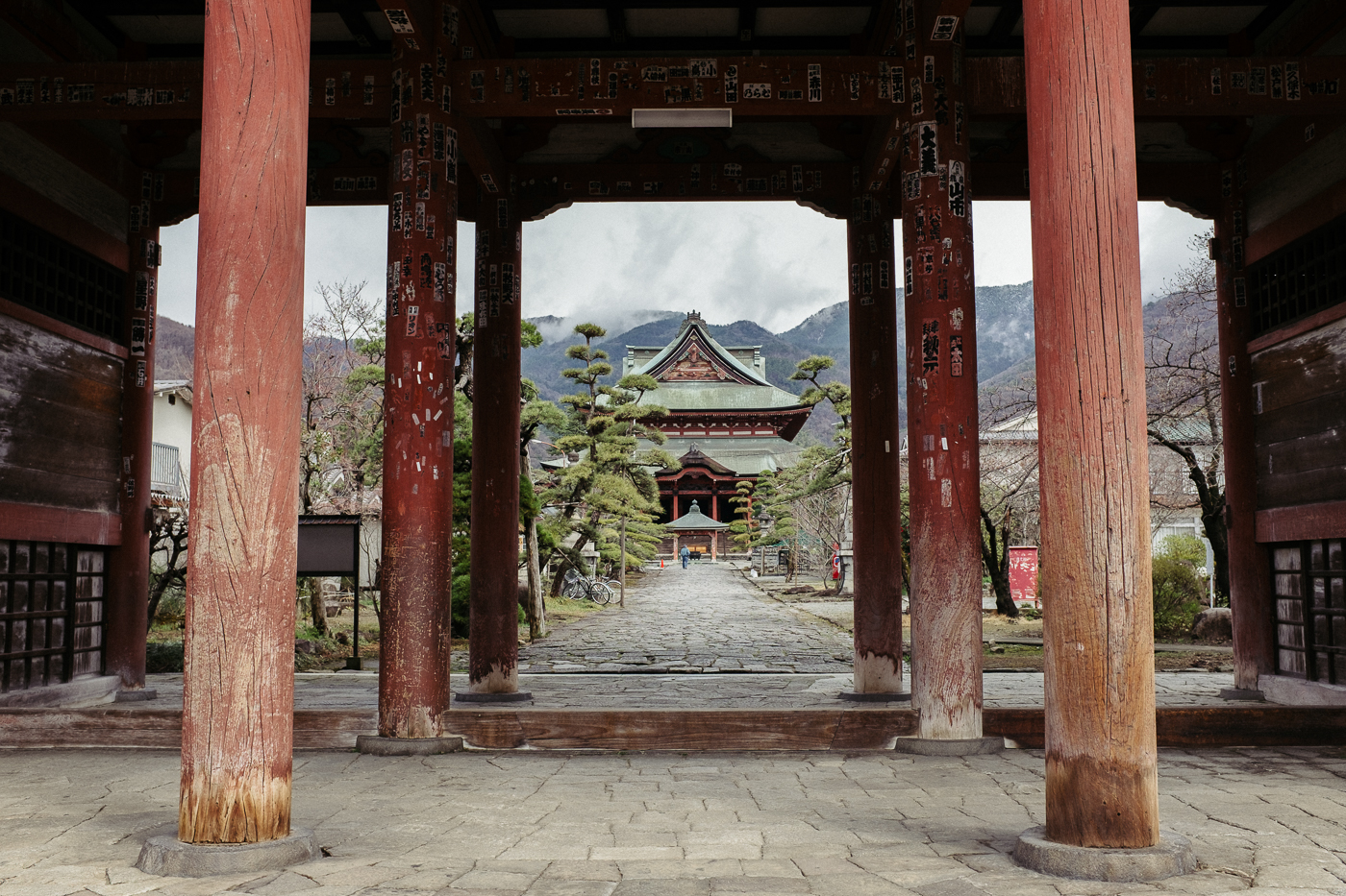 Un temple de Kofu, perdu dans les nuages et bordé d'arbres magnifiques