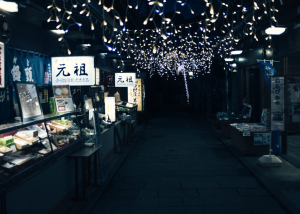 Enoshima de nuit, éclairé par des centaines de petites lumières