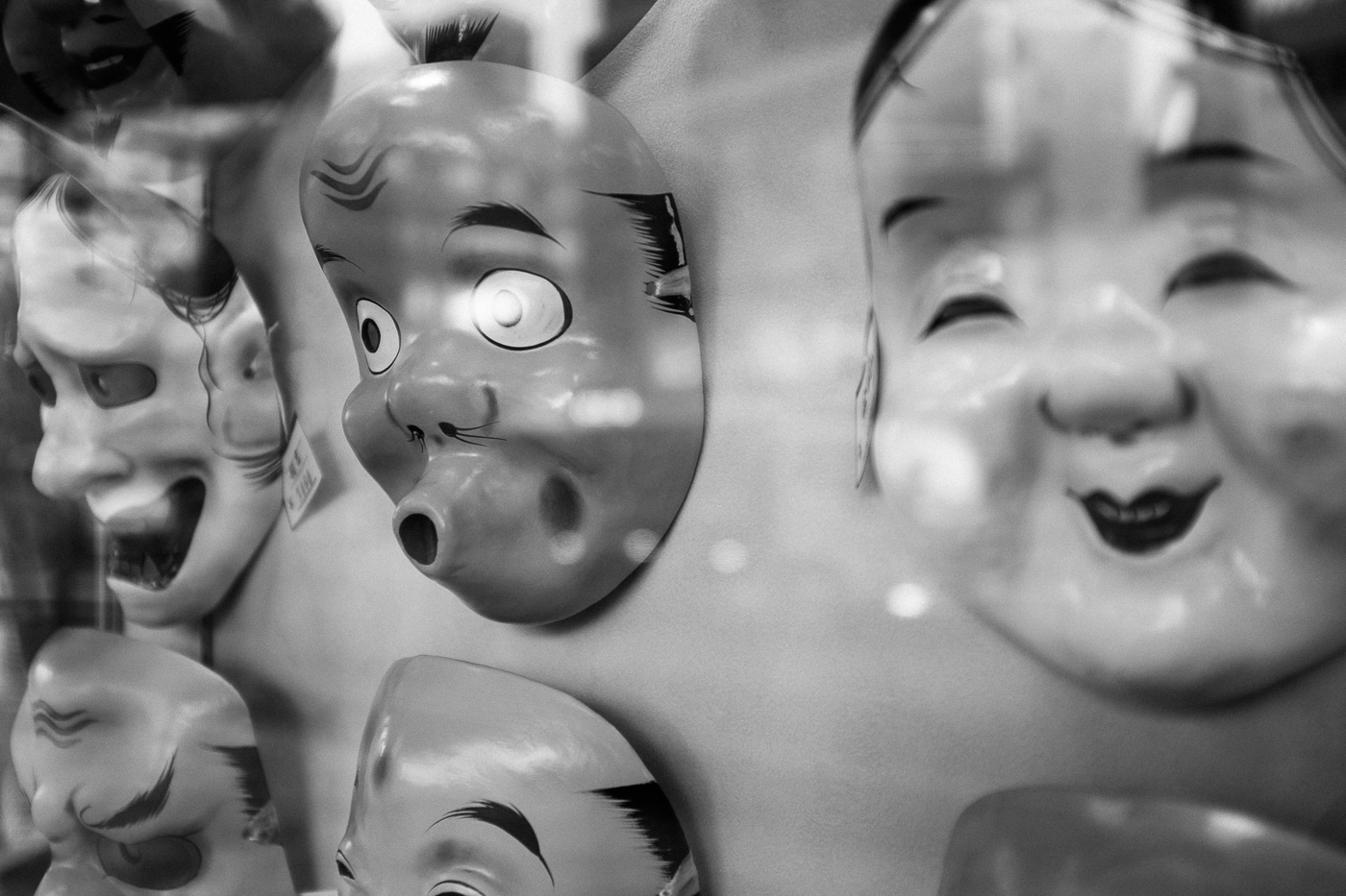 Des masques de théatre no dans une devanture de magasin à Tokyo