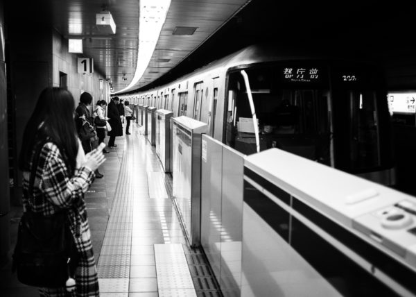Arrivée du métro de Tokyo en noir et blanc