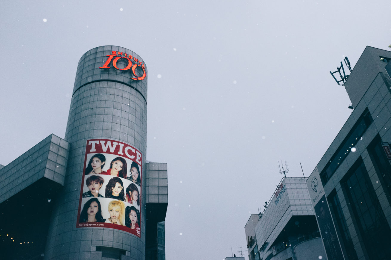 Il neige sur Shibuya et son célbre bâtiment 109