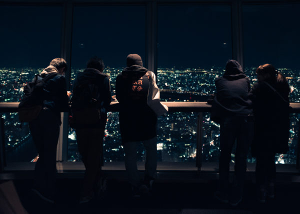 L'observatoire du Tokyo Skytree de nuit et les spectateurs de ce spectacle intense