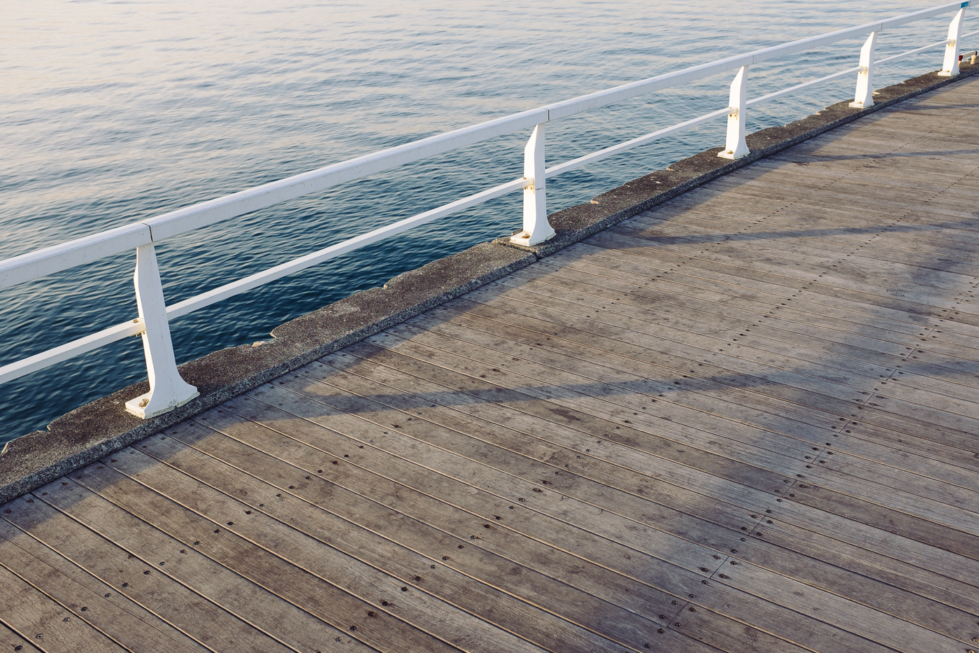 Un ponton, d'une propreté remarquable, des obmbres nettes, Enoshima, le Japon