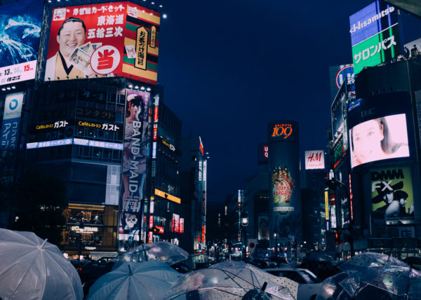 Shibuya de nuit, et ses nombreux parapluies pour se protéger de la pluie