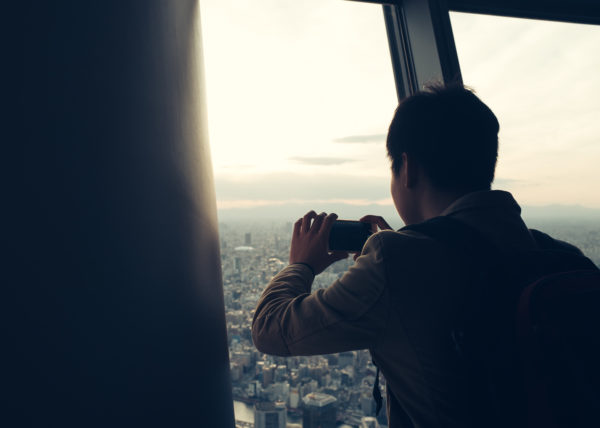 Une photo avec un smartphone vaut bien un souvenir lorsqu'on se hisse en haut du Tokyo Skytree