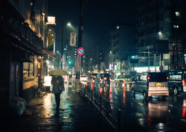 Il pleut cette nuit de janvier à Nishi-Nippori, Japon