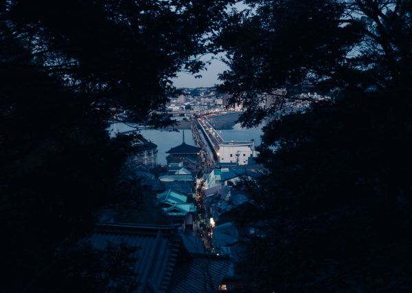 Un pont relie la petite île d'Enoshima avec les terres japonnaises