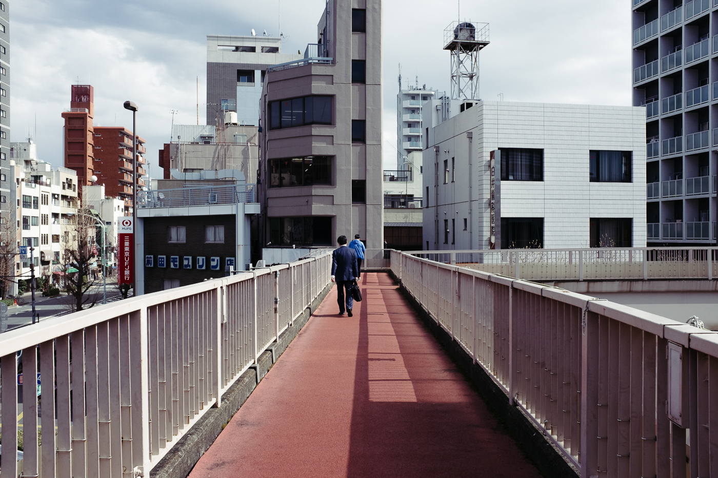 Un pont pour pieton afin de traverser les larges rues de la capitale du Japon, Tokyo