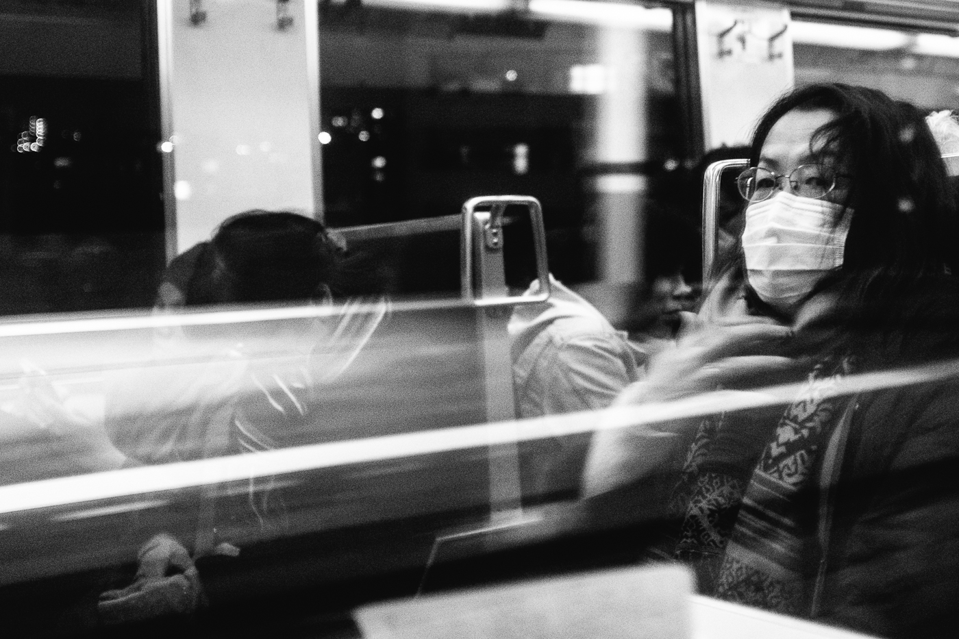 Portait d'une japonaise dans un train menant à Tokyo
