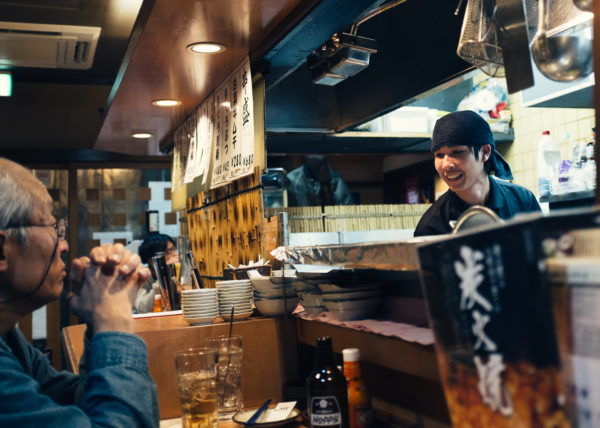 Un izakaya, petit restaurant à la japonaise, dans les rues de Nishi-Nippori