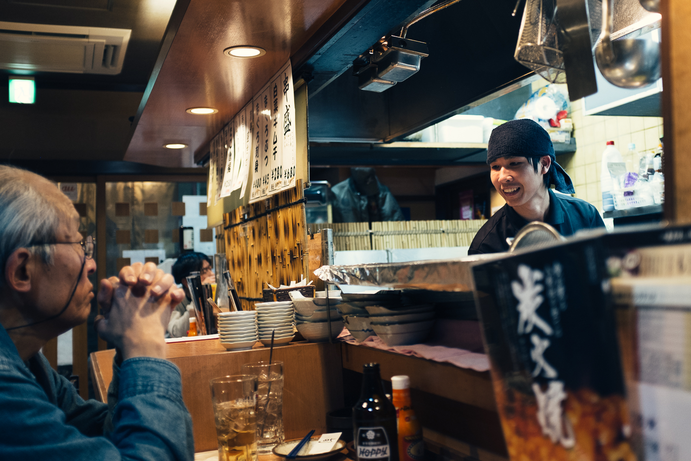 Un izakaya, petit restaurant à la japonaise, dans les rues de Nishi-Nippori