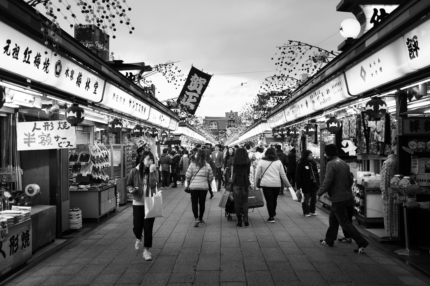 Rue marchande d'Asakusa, en noir et blanc