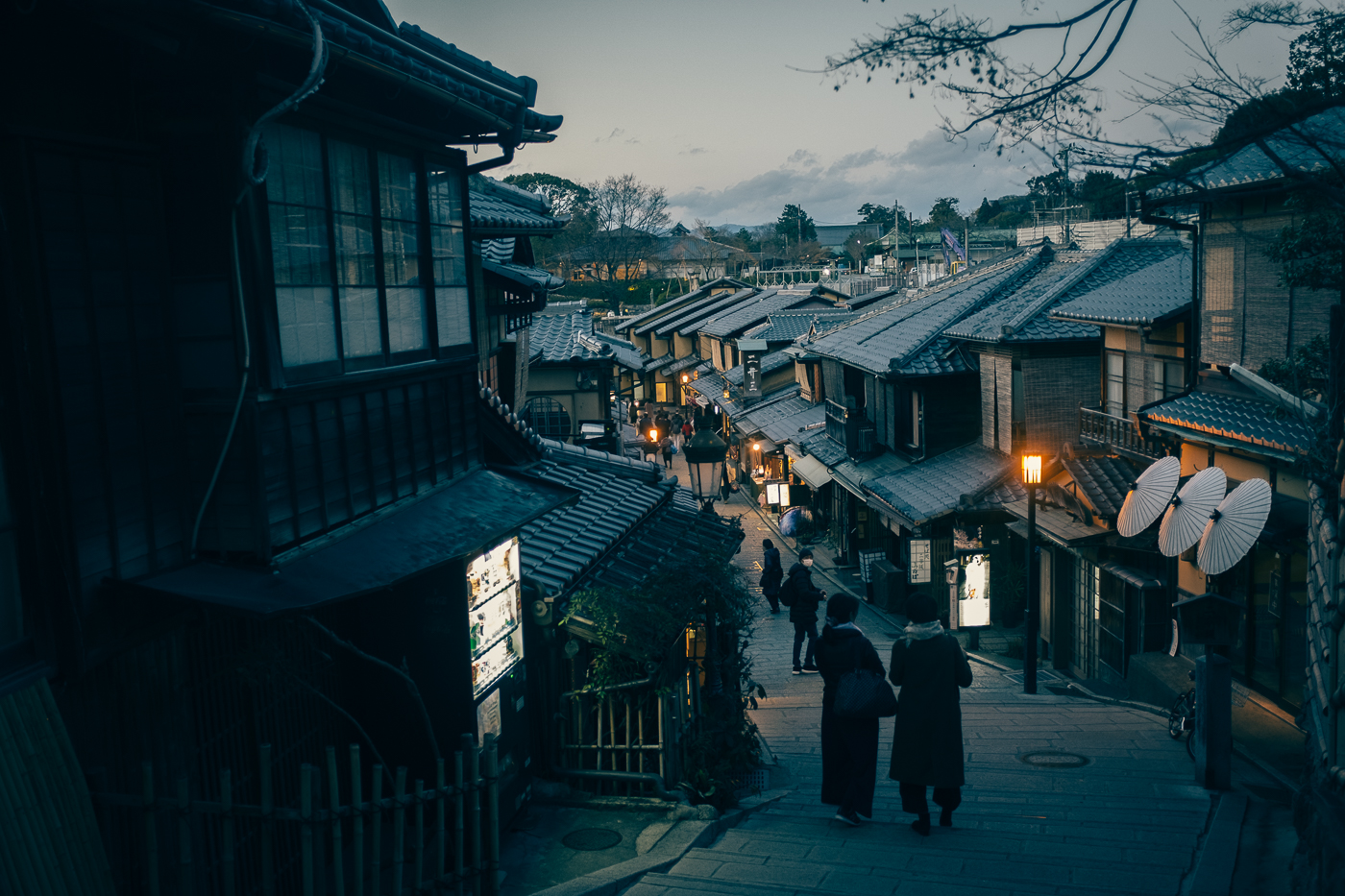 Kyoto traditionnel, les rues deviennent calment la nuit et révèlent tout leur splendeur