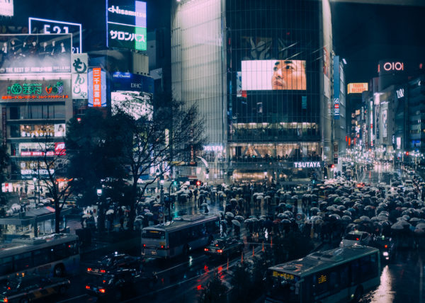 Le ballet incessant de parapluies sur les passages pietons de Shibuya
