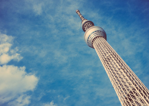 Le Tokyo Skytree, la tour la plus haute du monde, semble défier le ciel et les nuages