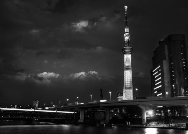 Le Tokyo Skytree en noir et blanc vu depuis Sumida River