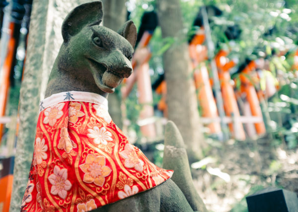 Une des statures de renards du Fushimi Inari, célèbre sanctuaire de Kyoto