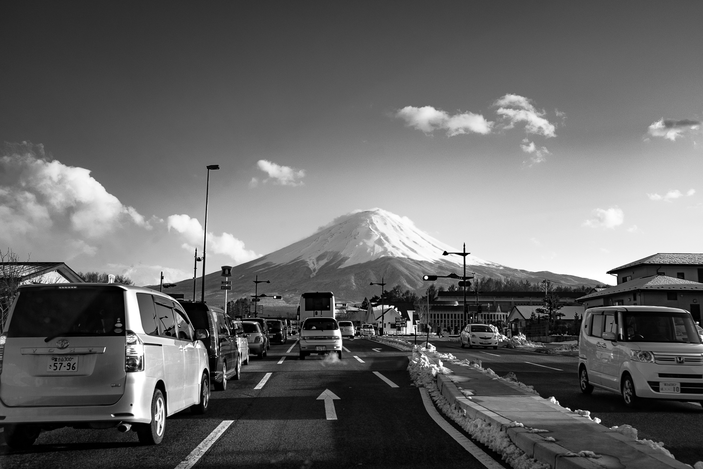 Le mont fuji-, majestueux, depuis la route