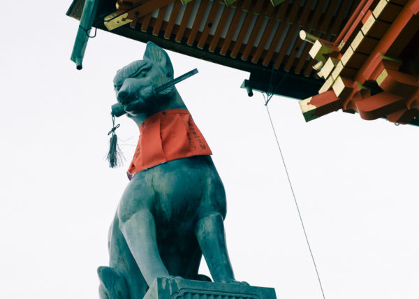 Gardien de la clef du grenier, ces statues de renards accueillent les visiteurs à l'entrée du Fushimi Inari