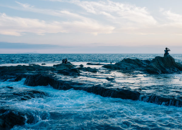 Les eaux ahitées de l'océan sur les rives de l'ile d'enoshima