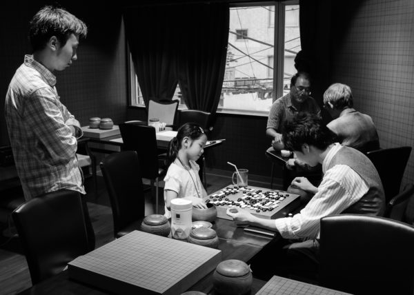 petit salon de Go à Ueno à Tokyo au Japon, des joueurs disputent une partie de Go