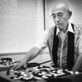 Takemiya Masaki est l'auteur du livre le go cosmique. Il donne joue des parties simultanées avec des étrangers durant le stage d'été de la nihon ki-in au Japon