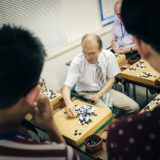 Le joueur professionnel de Go Oya, donnant des parties pédagogiques au stage de go de la fédération japonaise, la nihon ki-in, à Tokyo, Japon