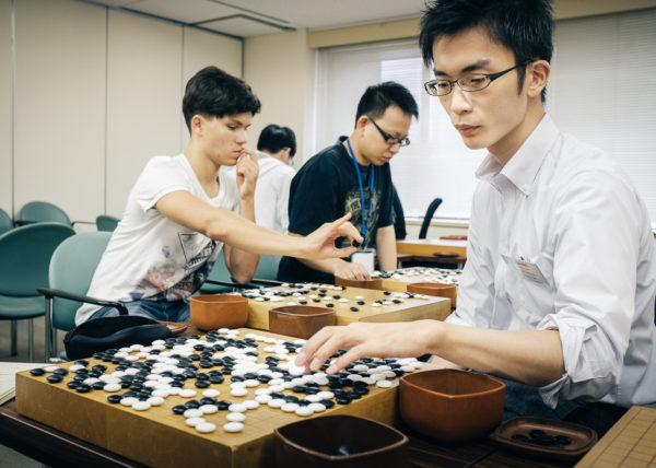 suzuki Shinji, 7 dan pro, joue des parties de go simultanées au stage d'été de la nihon ki-in en 2018