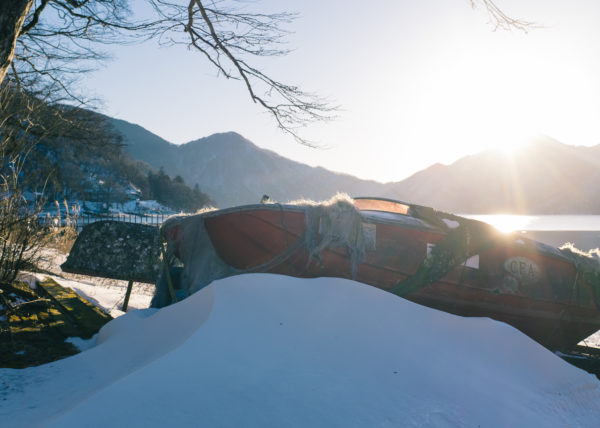 Un bateau posé sur la neige, au bord du lac chuzenji, à Nikko, Japon