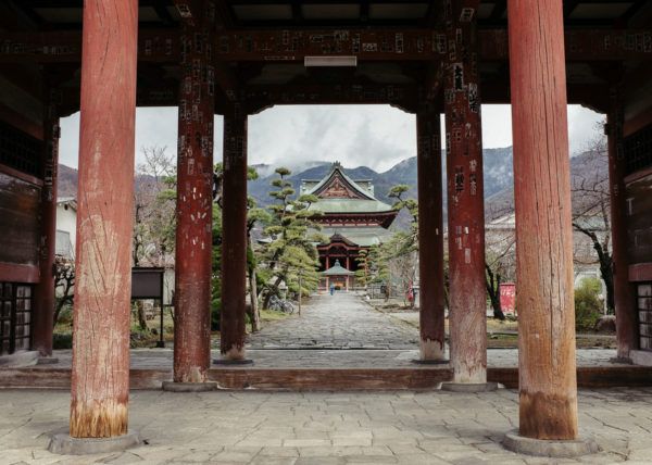 Un temple de Kofu, perdu dans les nuages et bordé d'arbres magnifiques