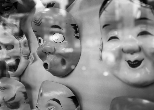 Des masques de théatre no dans une devanture de magasin à Tokyo