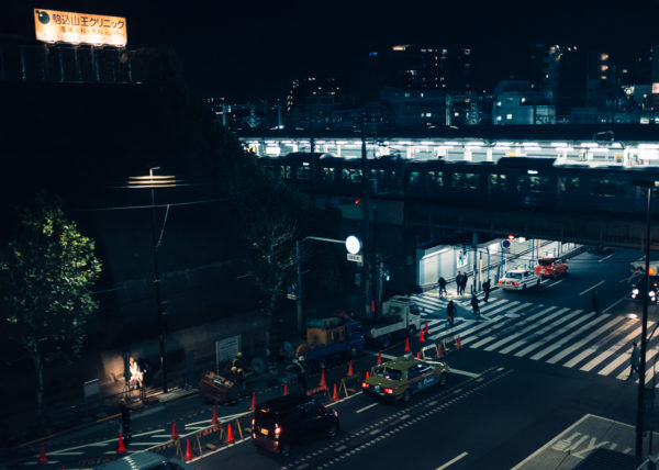 La gare de Nishi-Nippori de Nuit, à Tokyo