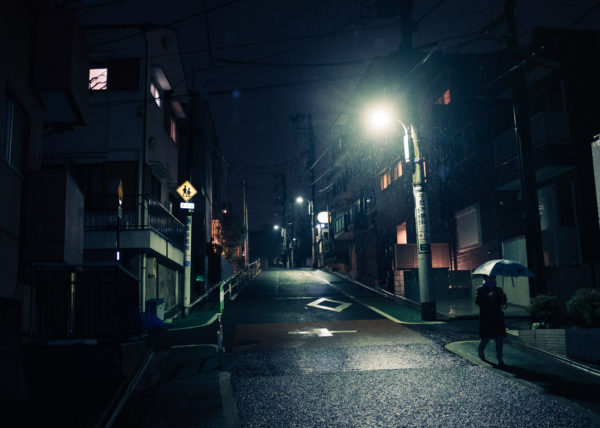 Il pleut sur les rues de Nishi-Nippori, à Tokyo, Japon