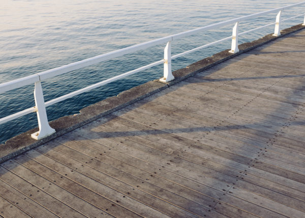 Un ponton, d'une propreté remarquable, des obmbres nettes, Enoshima, le Japon