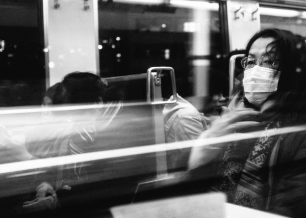 Portait d'une japonaise dans un train menant à Tokyo