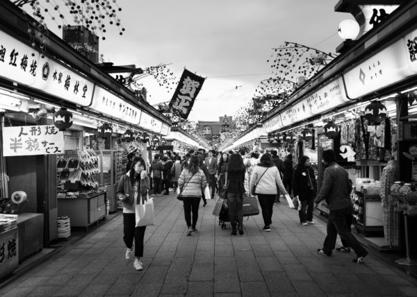 Rue marchande d'Asakusa, en noir et blanc