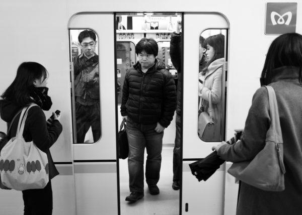 Sortie du métro japonais à Tokyo