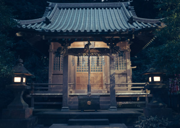 Un petit temple sur l'île d'Enoshima semble comme tout droit sorti d'un film de Miyazaki une fois la nuit tombée